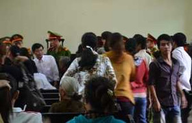 Náo loạn phiên phúc thẩm vụ giám đốc đào trộm mộ