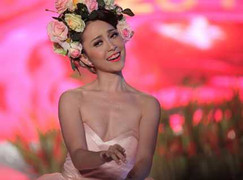 Linh Nga đẹp dịu dàng với vũ khúc tại Fashion Week