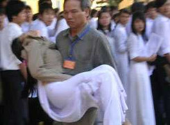 Nữ sinh đồng loạt khóc rồi ngất