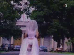 Cô dâu sơ ý... gợi tình