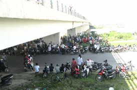 Xác chết đang phân hủy dưới chân cầu