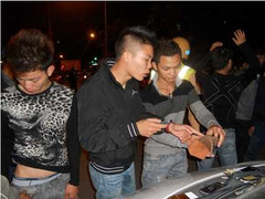 “Em mang dao lên thăm chị gái ở phố Nhật Tân