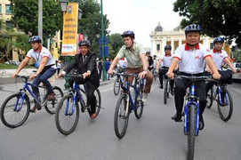 Thái tử Đan Mạch đạp xe trên phố Hà Nội