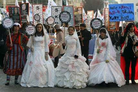 Cuộc xuống phố rầm rộ của những cô dâu bị bạo hành