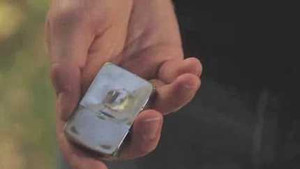 Thoát chết ngoạn mục nhờ bật lửa zippo