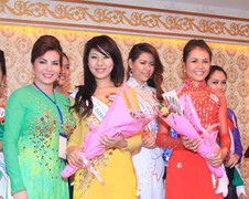 Hoa hậu các dân tộc thi hát tại... nhà hàng karaoke