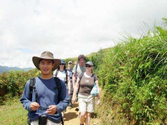 Nam hướng dẫn viên bị quý bà Tây trắng trợn gạ tình