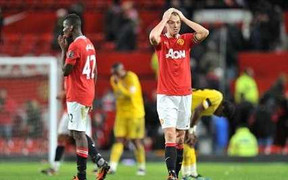 Nhược tiểu gây sốc ở Nhà hát, loại MU khỏi Carling Cup