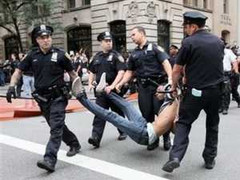Gần 300 người biểu tình Phố Wall bị bắt