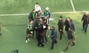 Đã nhận thẻ đỏ còn bị đánh hội đồng