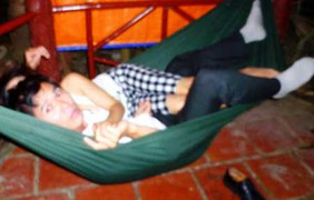 Cách chức Phó Chánh án ôm ấp vợ kỹ sư trên võng