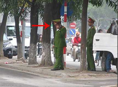 Video công an phường đút tay túi quần làm việc với dân