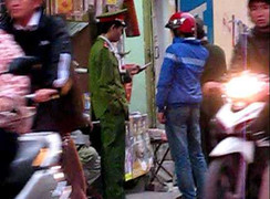 Công an đút tay túi quần làm việc với dân