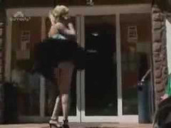 Không khoe nhưng hàng vẫn lộ