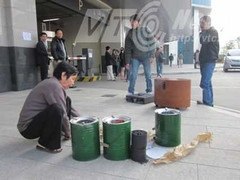 Bị cắt điện, dân KeangNam mang bếp than 'biểu tình'