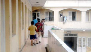 Hà Nội: Sợ bị bỏ rơi, chồng ép vợ phải nhiễm HIV