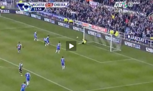 Demba Ba khiến khung thành Chelsea rung chuyển