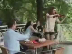 Chiếc váy cứ tuột!