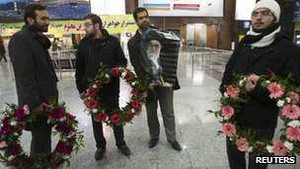 Bị trục xuất, sứ giả Iran trở về như những người hùng