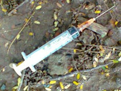 Đâm 'kim tiêm dính máu HIV' vào học sinh để cướp