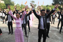 Nữ sinh Thương Mại nhảy Flashmob chia tay giảng đường