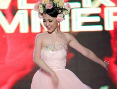 Người đẹp đỏ mặt vì sự cố lộ hàng