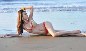 Người đẹp Việt khoe đường cong nóng bỏng trên biển