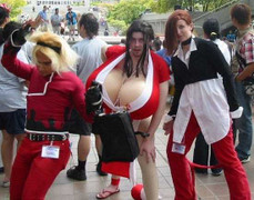 'Cười vỡ bụng' với những màn cosplay quái dị