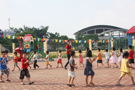 Đất thừa, trường thiếu