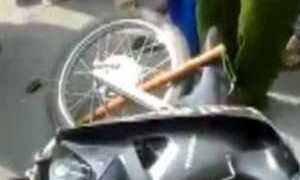 CA Thanh Hóa: Không 'phi' dùi cui vào xe đang chạy