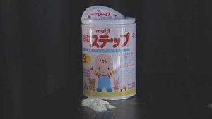 Thu hồi 400.000 hộp sữa Meiji Step vì nhiễm phóng xạ