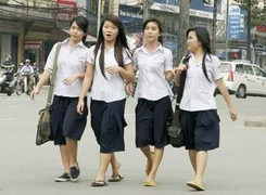 Nữ sinh cấp 2 má hồng, chuốt mi, đeo lens giả