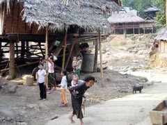 'Ém' tiền Tết của dân nghèo, mượn về xây mộ