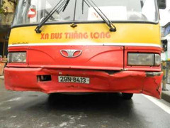 Hà Nội: Xe buýt gây tai nạn liên hoàn trên phố