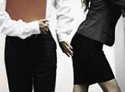 Thầy giáo quấy rối nữ đồng nghiệp trong nhà vệ sinh