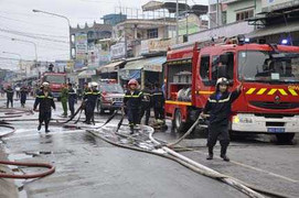 Chùm ảnh vụ cháy lớn tại TP.HCM sáng 9/12