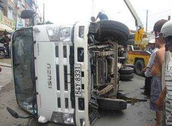 CSGT làm xe tải lật, cầu Bình Triệu tắc nghẽn