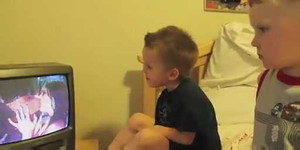 Các bé nghĩ gì khi xem cảnh người lớn?