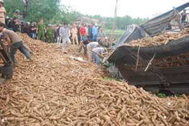 Xe 'điên' lao vào nhà dân, 3 người bị thương