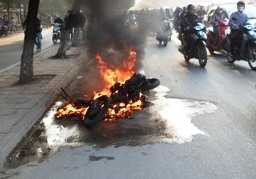 'Gõ cửa' nào khi xe bị cháy nổ?