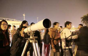 Giới trẻ Hà thành tiu nghỉu với mặt trăng đỏ