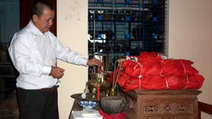 Người đặt 300 thanh kiếm Tây Sơn lên bàn thờ để... vái