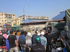 Hà Nội: Xác thiếu nữ bốc mùi trong đống bê tông