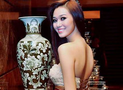 Đối thủ của Ngọc Trinh khoe lưng mượt, chân thon