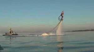Clip: 'Bay lượn' tự do với Flyboard