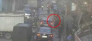 Thót tim giải cứu bé 5 tuổi dưới gầm xe Honda CRV