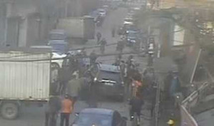 Video: 10 người qua đường nhấc ô tô cứu bé 5 tuổi