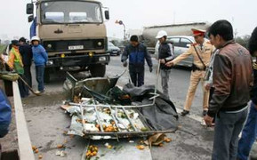 Xe tải nhỏ 'cắn đuôi' xe tải lớn, lái xe chết thảm