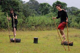 Thí sinh Next Top Model thử tài đi cà kheo