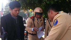 'Thiếu gia' đi BMW xưng cháu tướng Nhanh trình diện CA